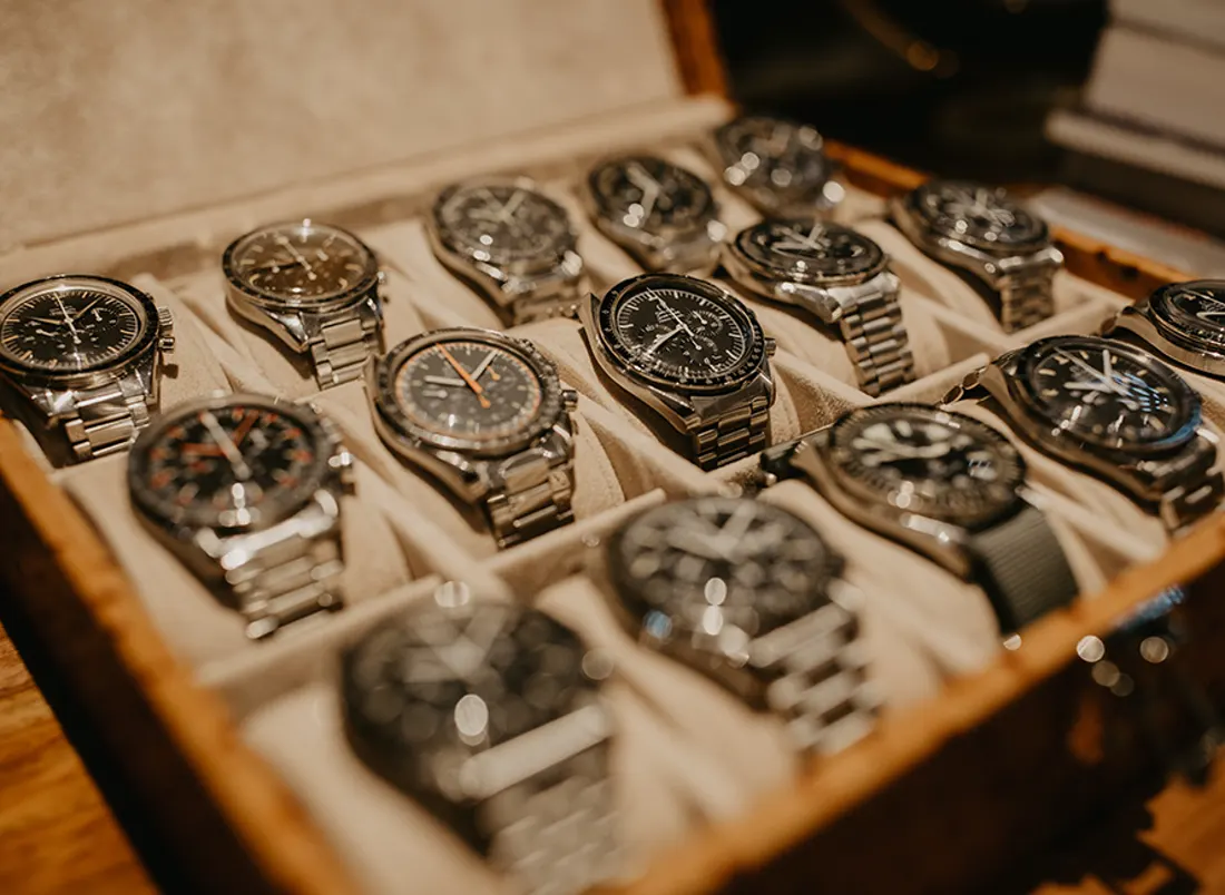 Sammlung von Vintage-Luxusuhren in einer Uhrenbox